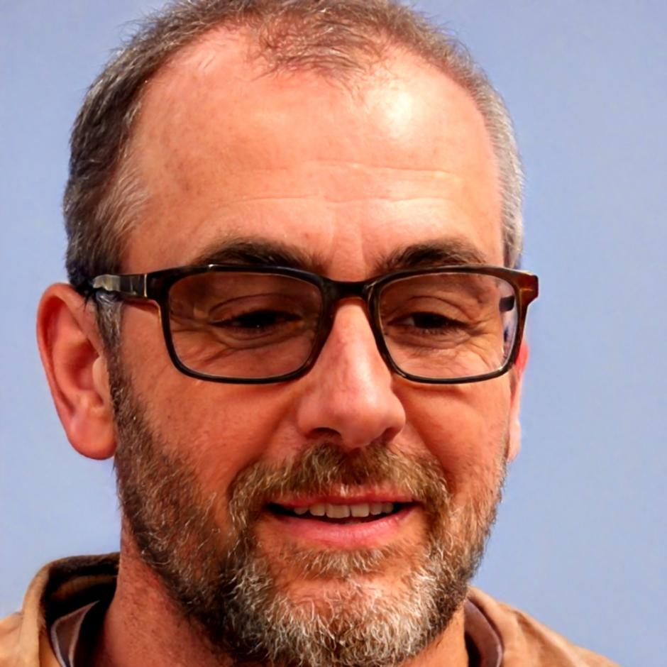 Dimas Prasetya, fasilitator sesi refleksi dan journaling untuk trader