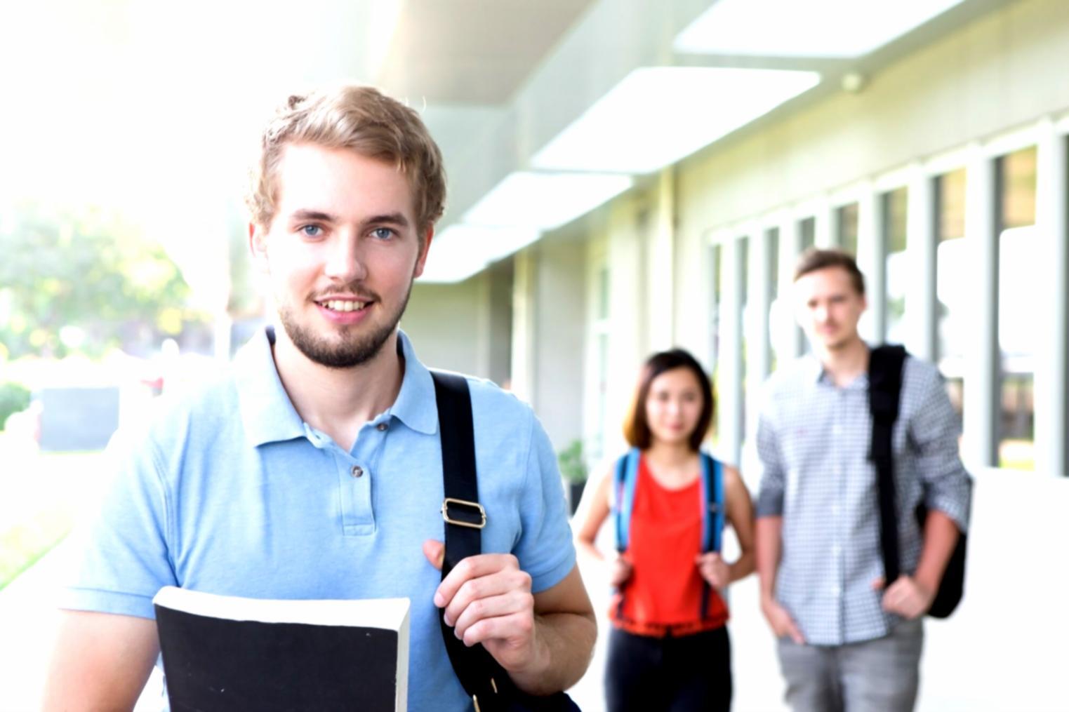 Diskusi kelompok trader membahas strategi psikologi trading