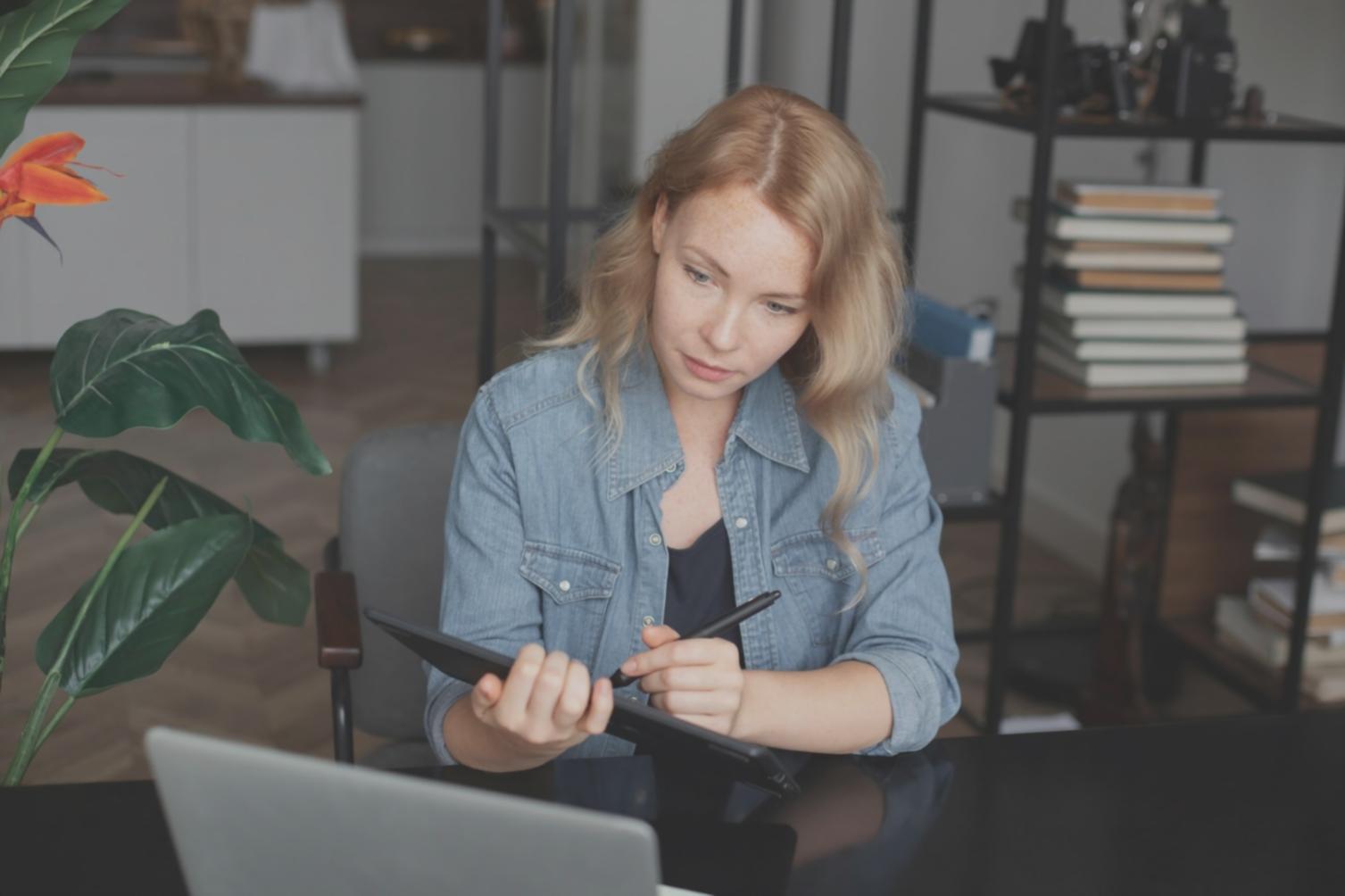 Grafik candlestick dengan fokus pada analisis yang tenang dan terukur