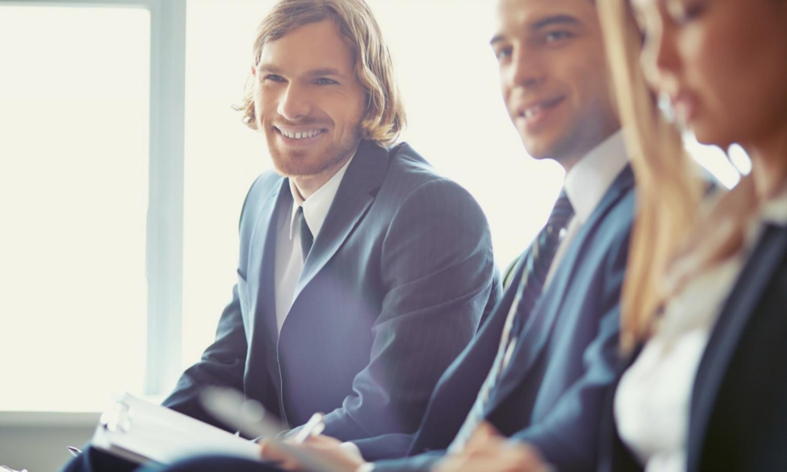 Suasana diskusi tentang psikologi trading di ruang kerja tenang